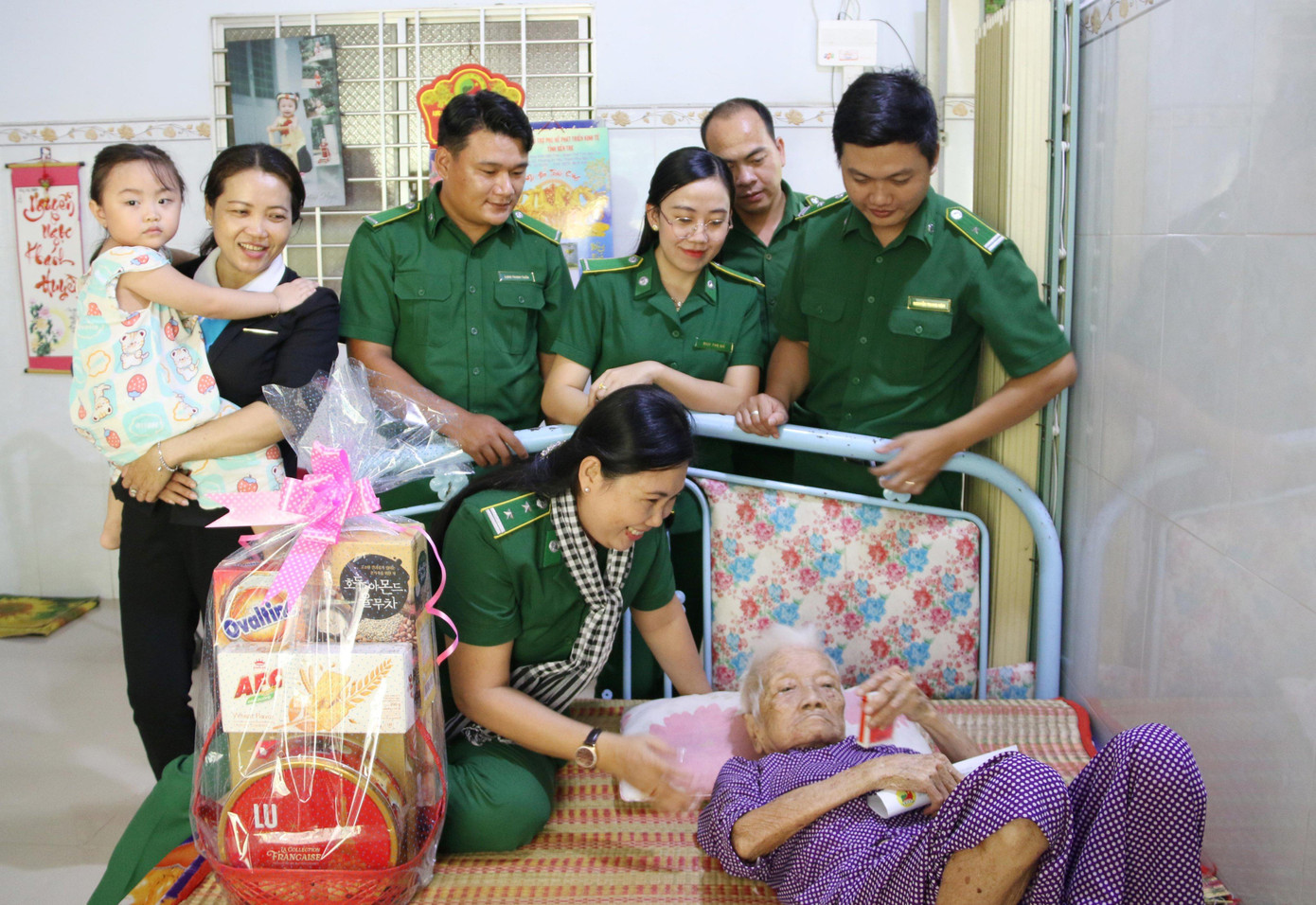 Đoàn đến thăm Mẹ Việt Nam Anh hùng.