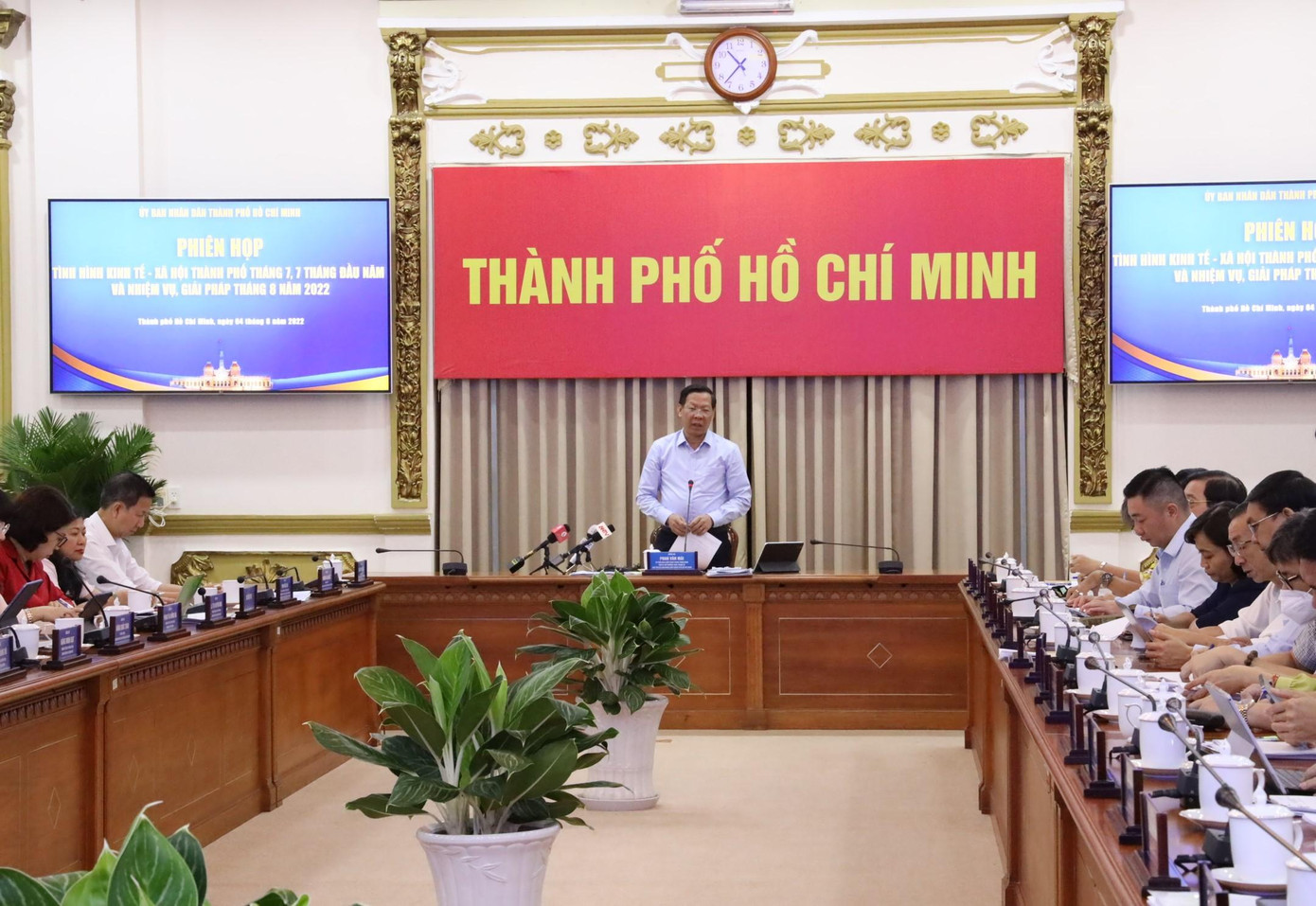 Chủ tịch UBND TPHCM Phan Văn Mãi điều hành phiên họp.