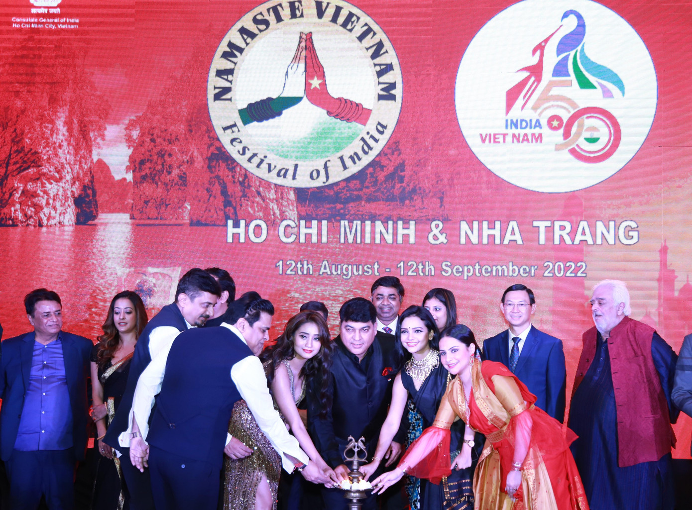 Đại biểu Ấn Độ - TPHCM cùng các nhà làm phim, diễn viên thực hiện nghi thức thắp đèn truyền thống khai mạc lễ hội.