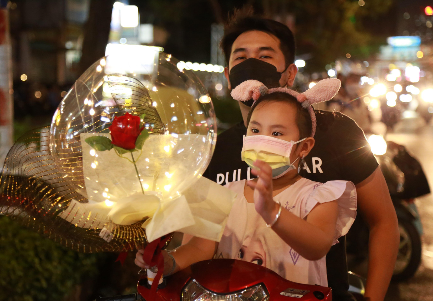 Em bé thích thú với món quà bắt mắt vừa được bố mua cho trong tối 8/3.