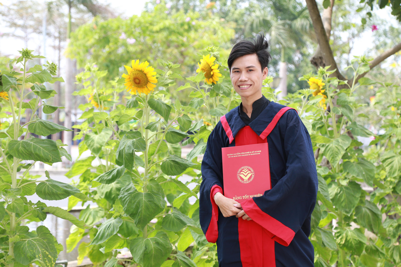 Tấn Tân trong bộ lễ phục cử nhân.