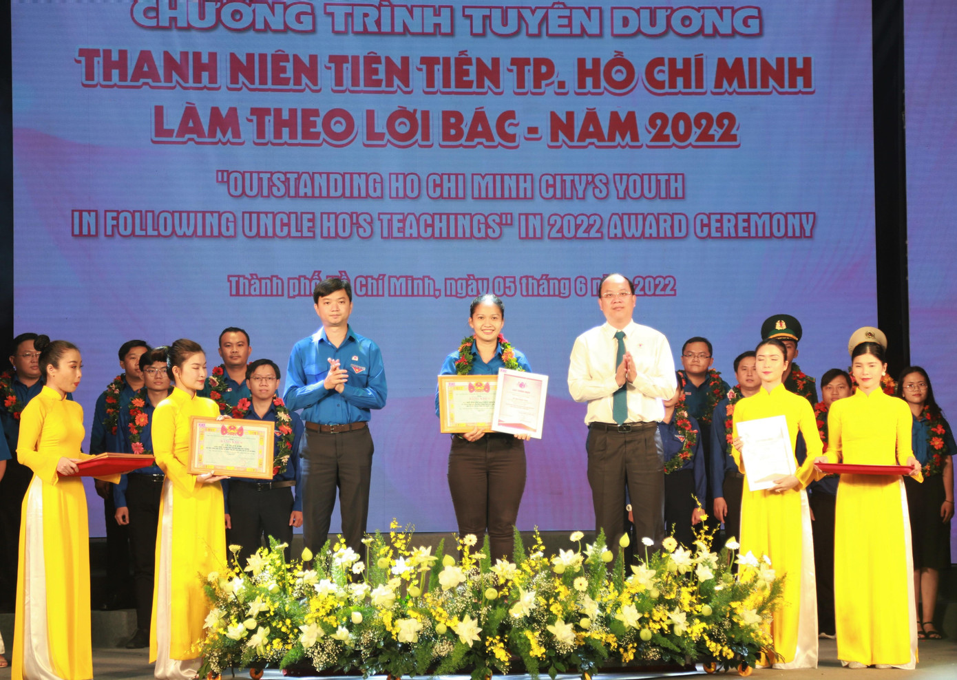 Bí thư Trung ương Đoàn Nguyễn Minh Triết và Phó Bí thư Thành ủy TPHCM Nguyễn Hồ Hải trao bằng khen Thành Đoàn TPHCM cho các cá nhân điển hình - Ảnh: Ngô Tùng Bí thư Trung ương Đoàn Nguyễn Minh Triết và Phó Bí thư Thành ủy TPHCM Nguyễn Hồ Hải trao bằng khen Thành Đoàn TPHCM cho các cá nhân điển hình - Ảnh: Ngô Tùng