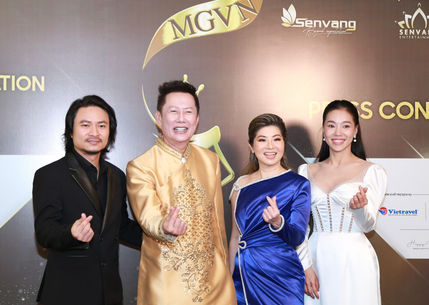 Chủ tịch Miss Grand Vietnam Phạm Kim Dung (bìa phải) cùng Tổng đạo diễn cuộc thi Hoàng Nhật Nam (bìa trái) và hai vị khách đặc biệt của tổ chức Miss Grand Intertional (đứng giữa) - Ảnh: Ngô Tùng