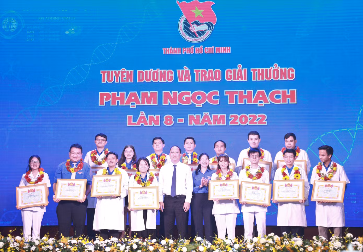 Phó Bí thư Thành ủy TPHCM Nguyễn Hồ Hải và Bí thư Thành Đoàn TPHCM Phan Thị Thanh Phương trao bằng khen vinh danh các thầy thuốc trẻ tiêu biểu