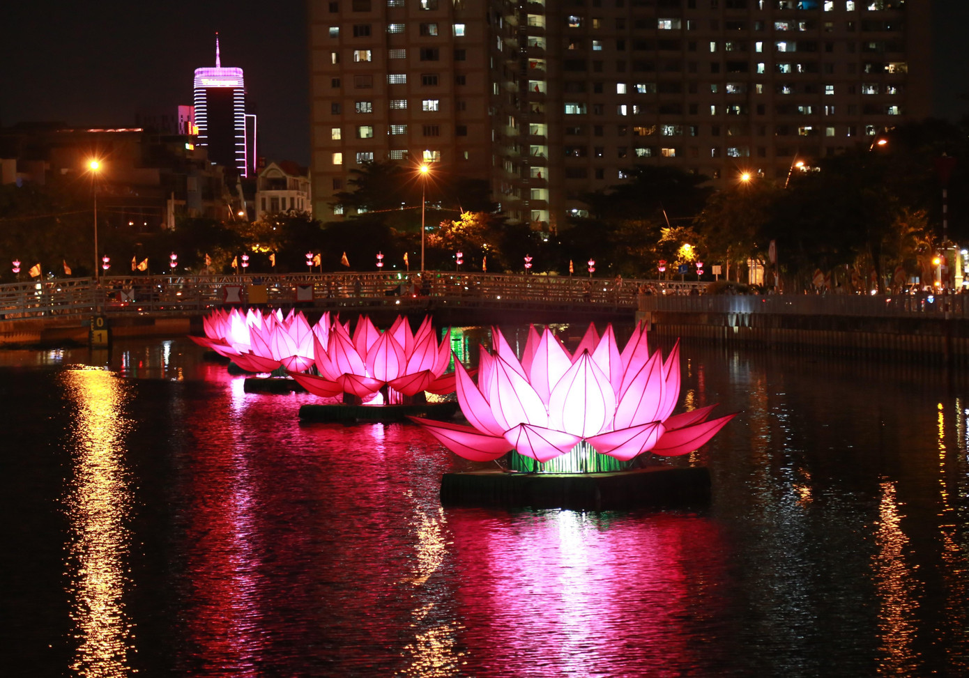 7 tòa sen hồng biểu thị 7 bước đi của Đức Thế Tôn lúc mới đản sinh.