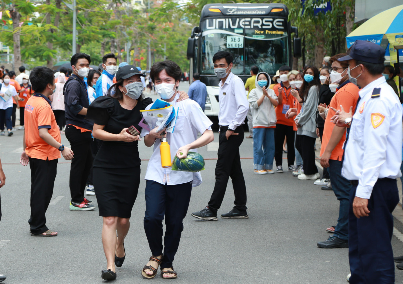 Bạn trẻ nhà trường cũng đứng dọc lối ra để chào đón và chúc mừng các thí sinh sau khi kết thúc buổi thi