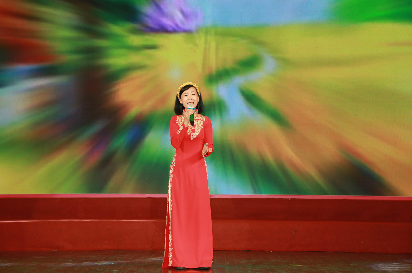 Chị Vũ Thị Kim Thủy, Hội Thanh niên khuyết tật TPHCM góp lời ca tiếng hát tại đêm nhạc.