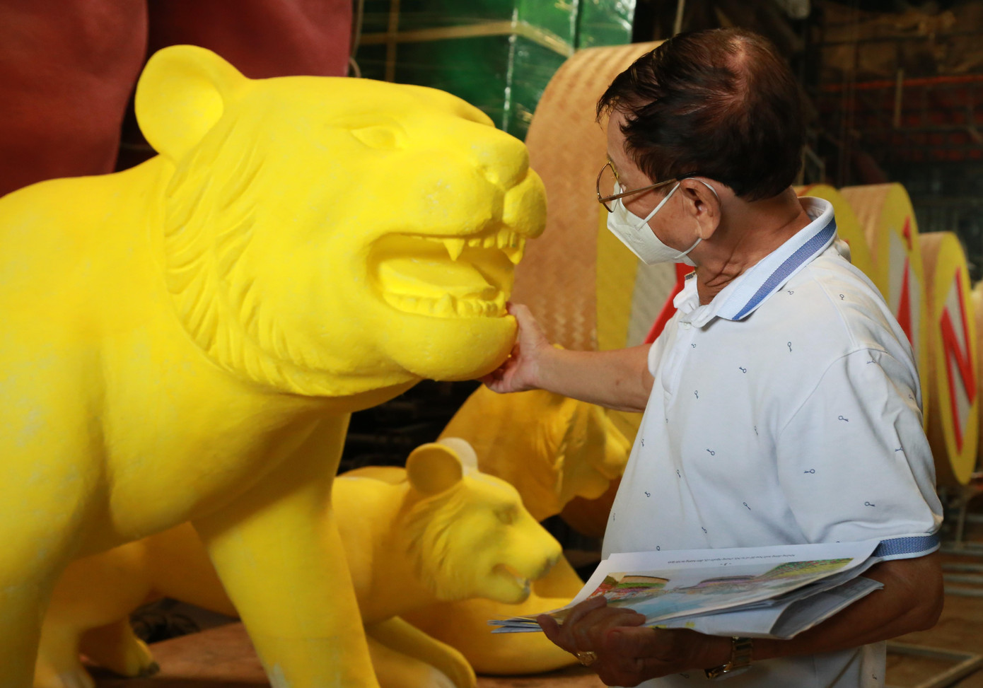 “Dịch bệnh đã diễn ra suốt hai năm nay, chúng tôi cố gắng làm sao thực hiện cho được đường hoa của mình. Thực tại đã quá nhiều đau buồn rồi, mong sự có mặt của đường hoa là yếu tố góp thêm niềm vui cho người dân. Tất cả đều mang trong mình ý chí, tinh thần như vậy khi thực hiện”, nghệ nhân Văn Tòng bày tỏ.