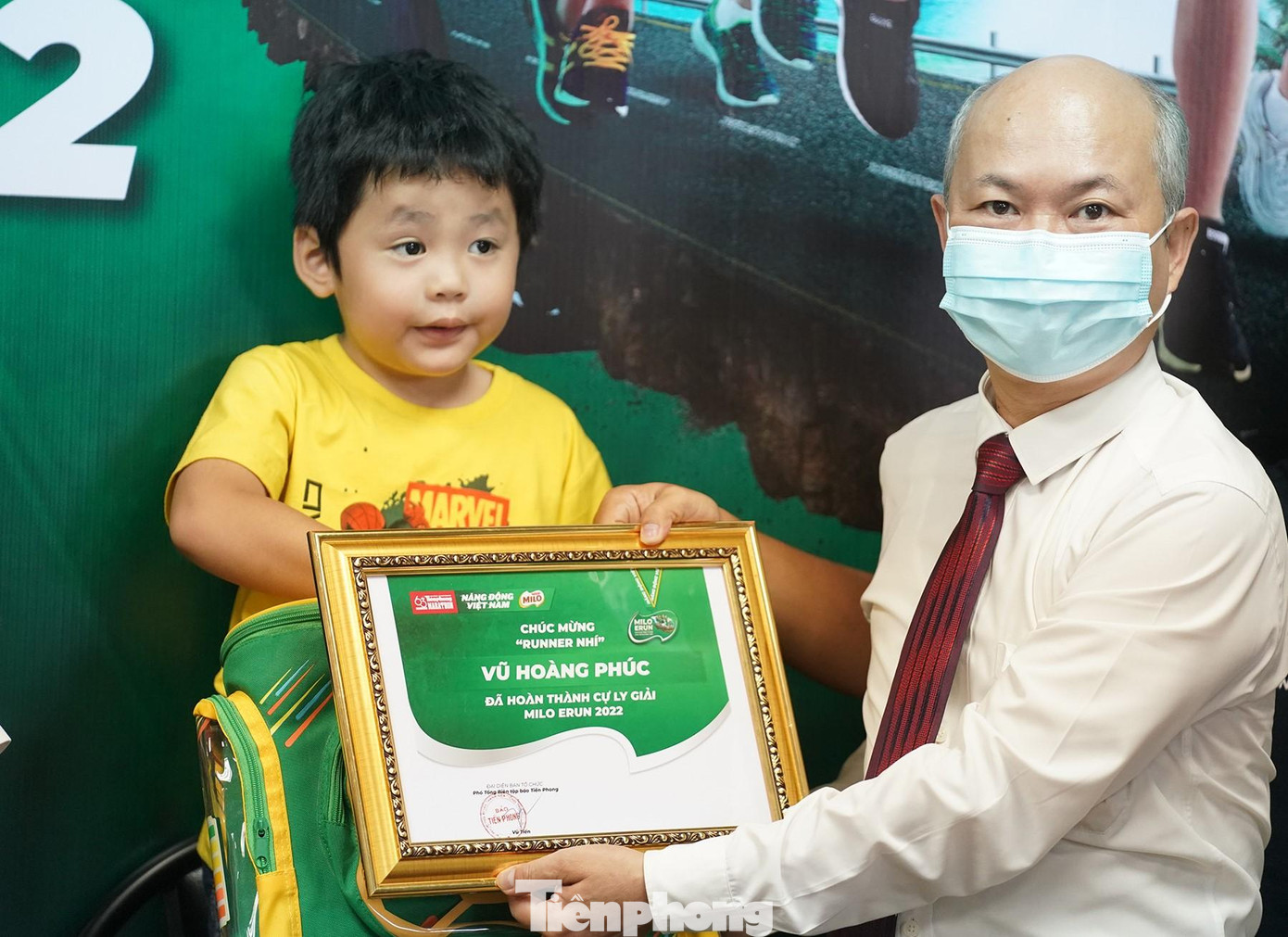 TS. Nguyễn Xuân Trường trao giấy chứng nhận cho em Vũ Hoàng Phúc.