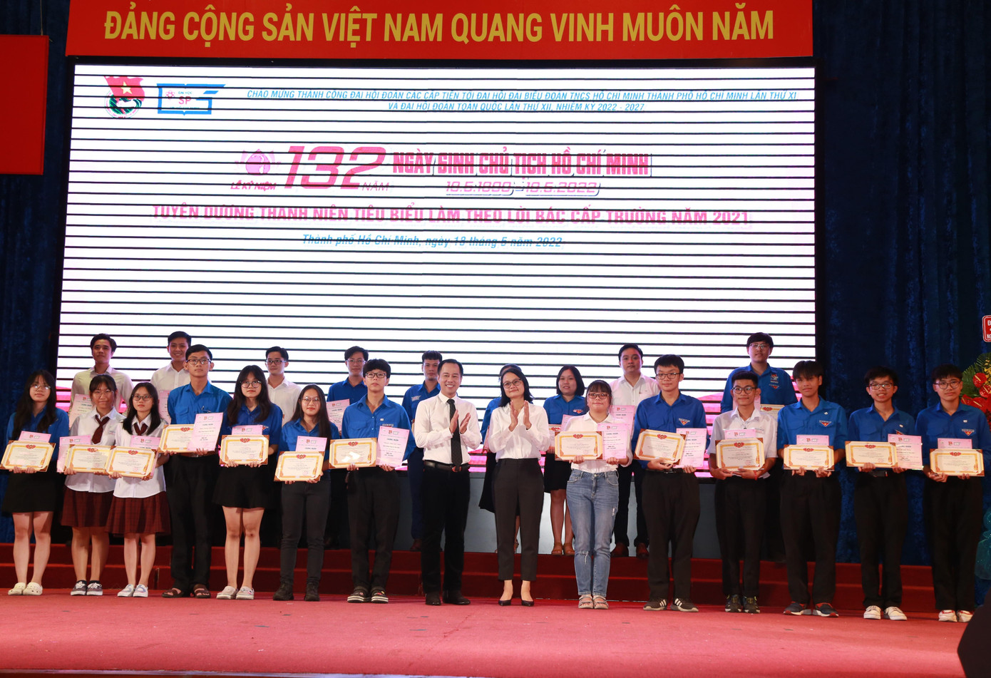 GS.TS Huỳnh Văn Sơn, Hiệu trưởng Trường Đại học Sư phạm TPHCM và chị Trần Thu Hà, Phó Bí thư Thành Đoàn TPHCM trao khen thưởng cho các gương "Thanh niên tiêu biểu làm theo lời Bác" năm 2021. GS.TS Huỳnh Văn Sơn, Hiệu trưởng Trường Đại học Sư phạm TPHCM và chị Trần Thu Hà, Phó Bí thư Thành Đoàn TPHCM trao khen thưởng cho các gương "Thanh niên tiêu biểu làm theo lời Bác" năm 2021.