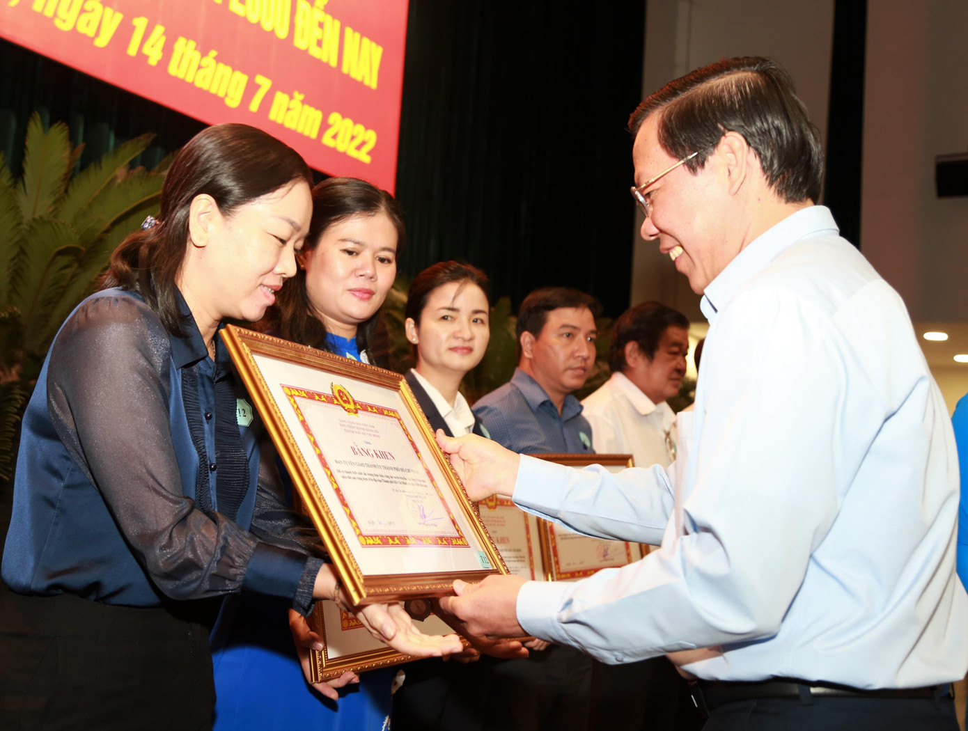 Chủ tịch UBND TPHCM trao bằng khen tuyên dương các tập thể tiêu biểu trong thực hiện chủ trương "Nhà nước và nhân dân cùng làm". Chủ tịch UBND TPHCM trao bằng khen tuyên dương các tập thể tiêu biểu trong thực hiện chủ trương "Nhà nước và nhân dân cùng làm".