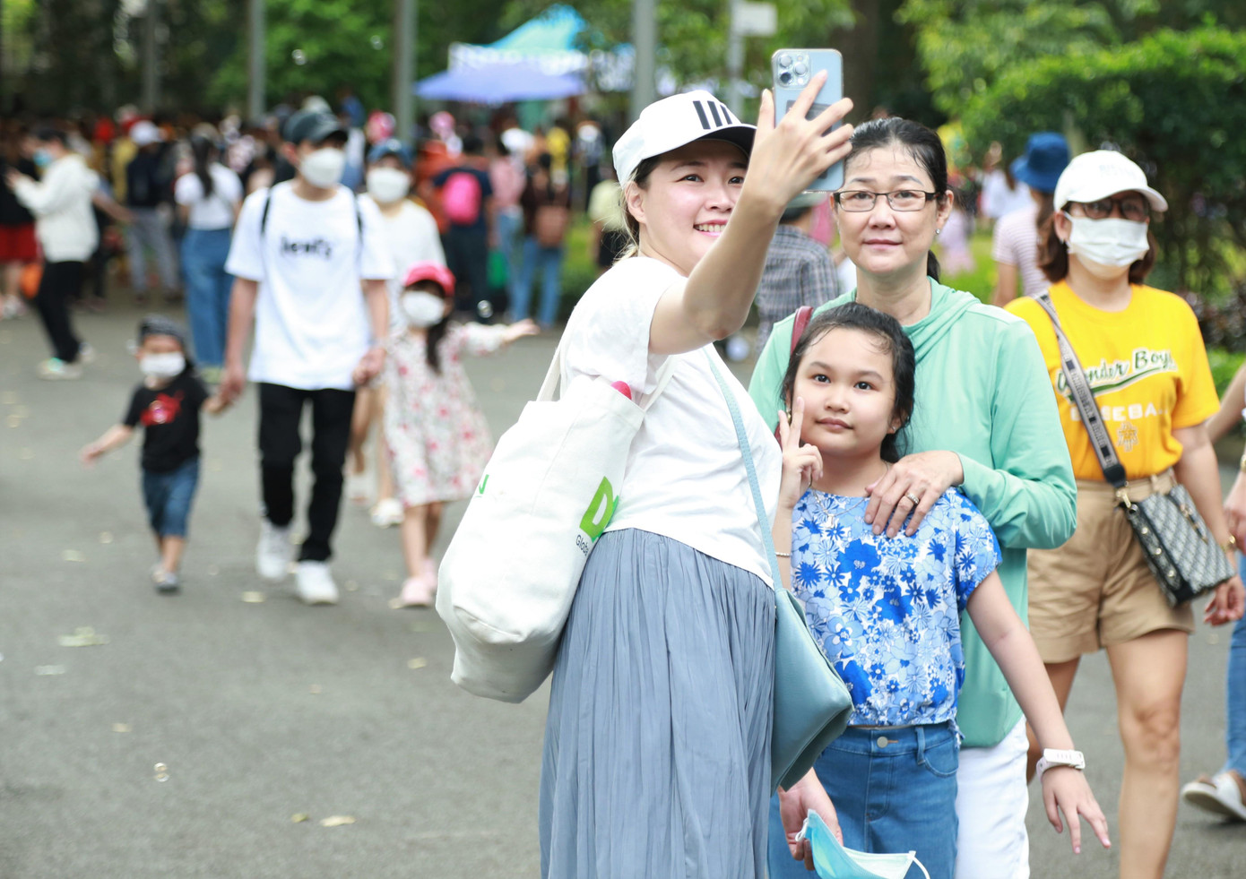 Dù đã đến sở thú trung tâm này nhiều lần, chị Yến Oanh vẫn hào hứng dẫn người thân đến đây trải nghiệm, thư giãn mỗi khi rảnh rỗi. "Giờ cũng là những ngày nghỉ hè của bé. Hơn nữa hôm nay Chủ nhật và mọi người rảnh rỗi, thời tiết cũng đẹp nên cả nhà đến đây vui chơi", chị Yến Oanh, ngụ quận Bình Thạnh, chia sẻ. Theo chị Anh, hôm nay mọi người đến sở thú rất đông và cũng tuân thủ đeo khẩu trang cẩn thận để đảm bảo an toàn trước dịch bệnh.