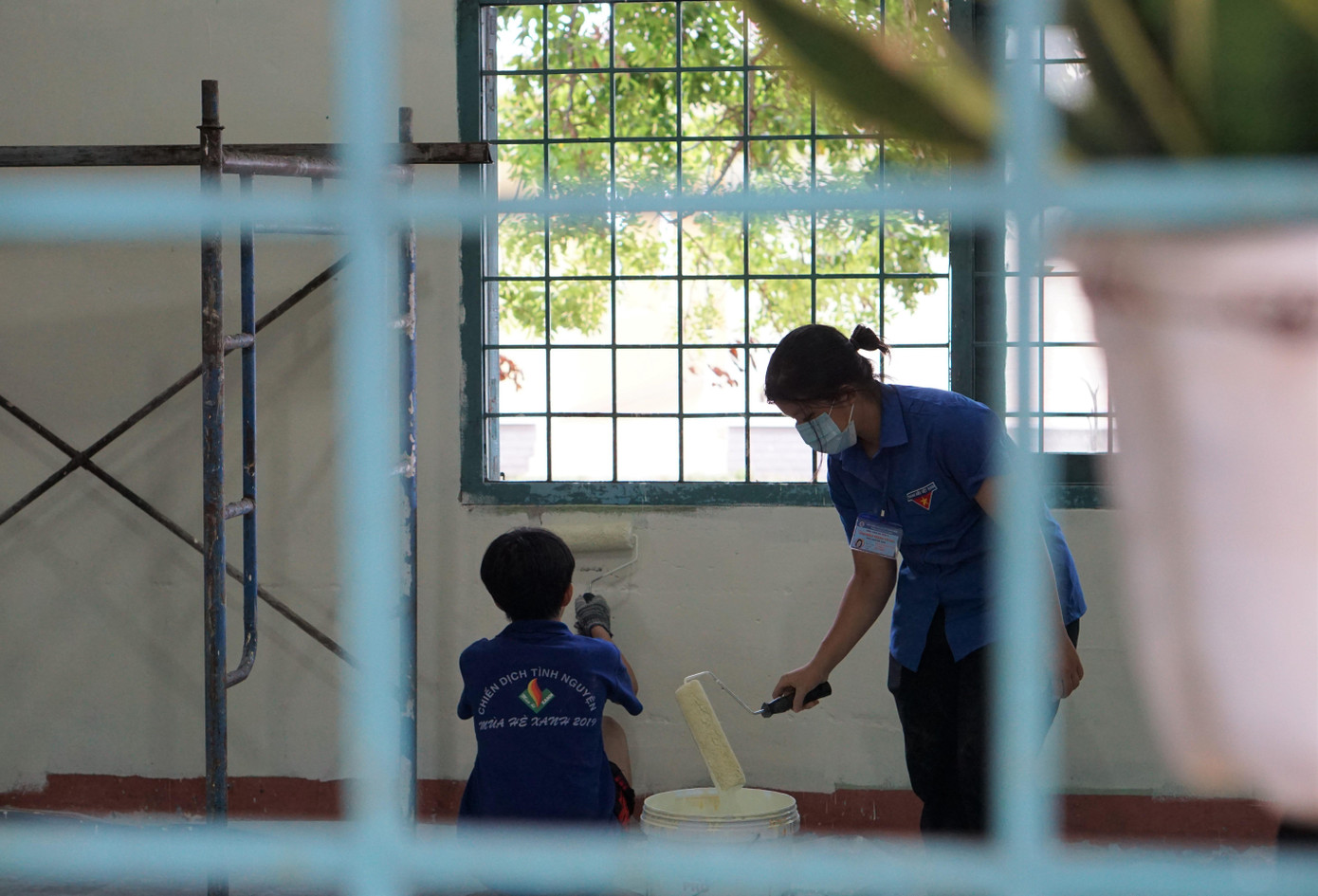 Bạn trẻ xây dựng sân chơi thiếu nhi và sơn mới trường học địa phương.