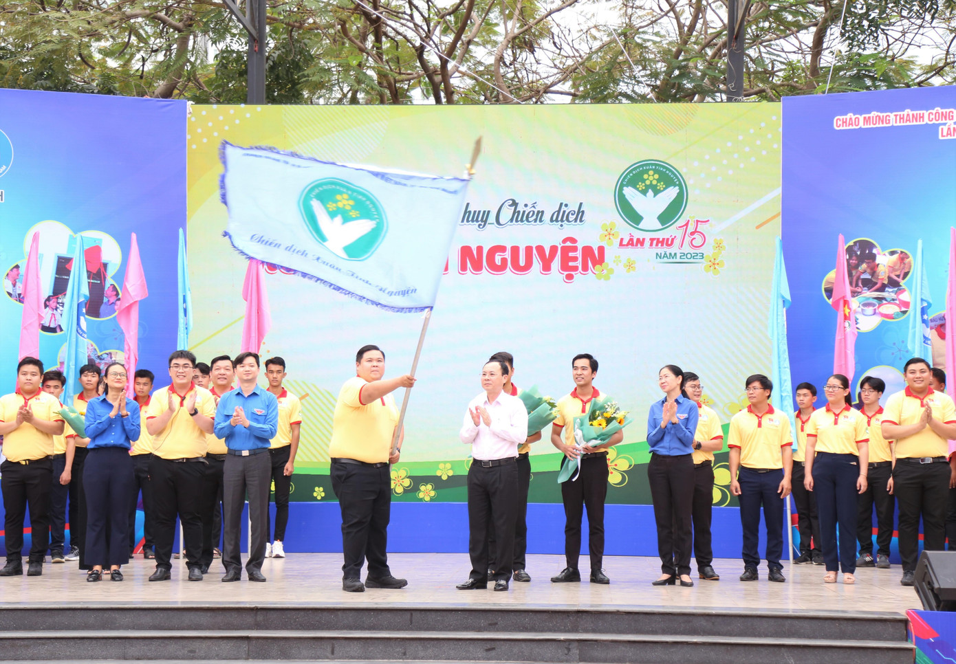 Trong khuôn khổ các hoạt động chào mừng thành công Đại hội XII, Thành Đoàn TPHCM đã khởi động chiến dịch Xuân tình nguyện 2023 để tuổi trẻ thành phố bắt tay thực hiện các hoạt động chăm lo Tết cho nhiều đối tượng người dân, cán bộ chiến sĩ. Trong khuôn khổ các hoạt động chào mừng thành công Đại hội XII, Thành Đoàn TPHCM đã khởi động chiến dịch Xuân tình nguyện 2023 để tuổi trẻ thành phố bắt tay thực hiện các hoạt động chăm lo Tết cho nhiều đối tượng người dân, cán bộ chiến sĩ.