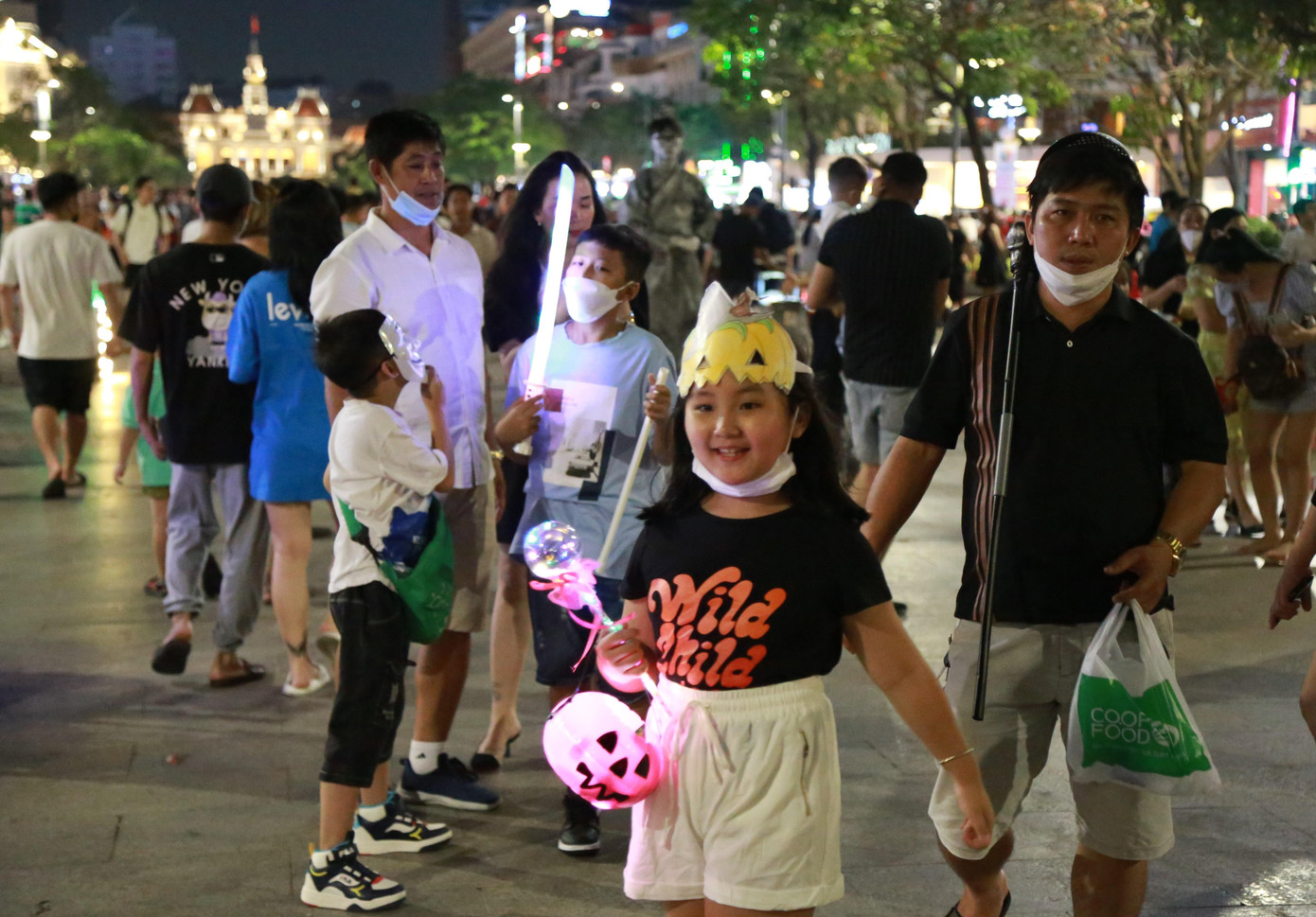 Nhiều phụ huynh dẫn theo con em lên phố vui chơi cùng các vật dụng hóa trang. Nhiều phụ huynh dẫn theo con em lên phố vui chơi cùng các vật dụng hóa trang.