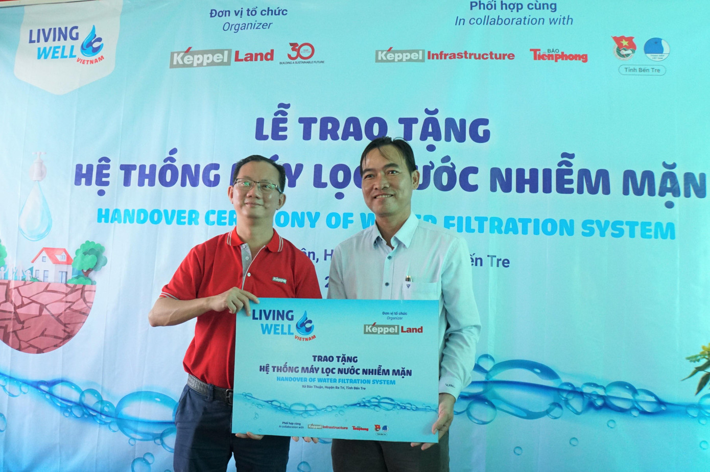 Ông Joseph Low trao phần quà ý nghĩa cho xã Bảo Thuận. Hai hệ thống có tổng trị giá là 440 triệu đồng.