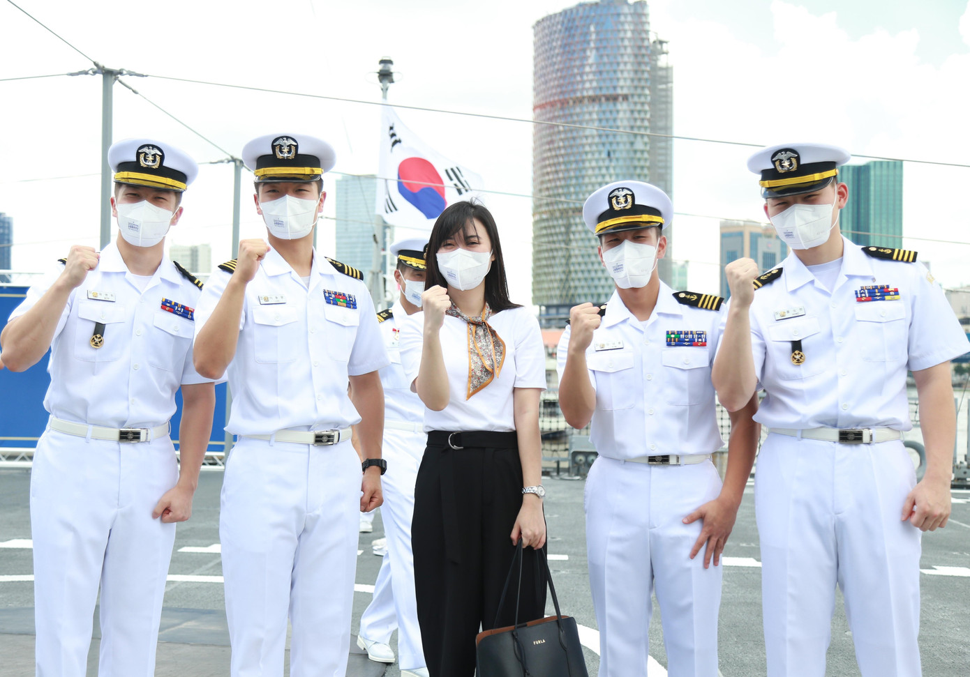 Các học viên khóa huấn luyện, thủy thủ đoàn lưu niệm cùng đại biểu TPHCM.