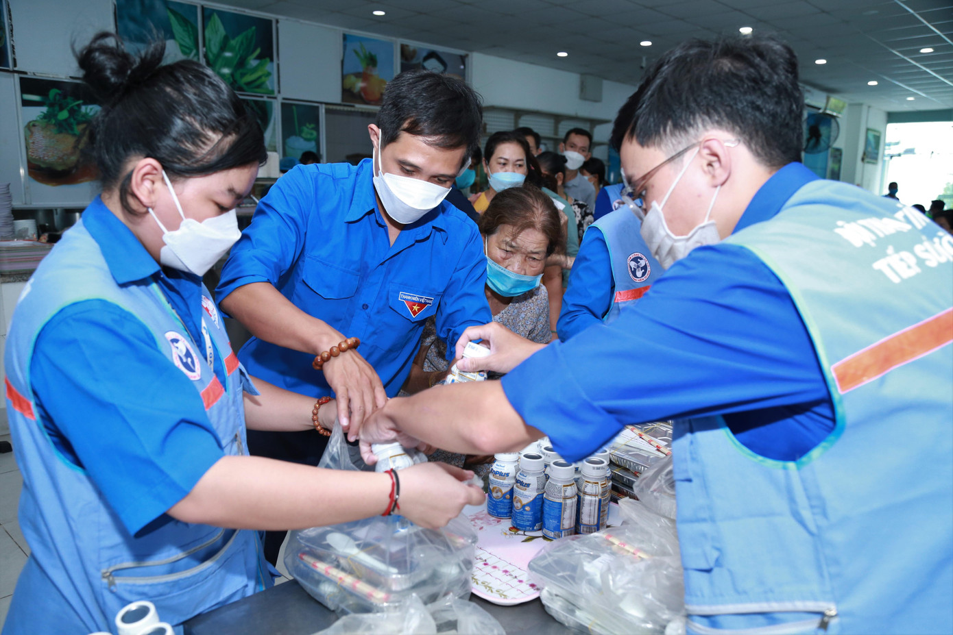 Từ đầu buổi sáng, các tình nguyện viên đã chung tay chuẩn bị các phần ăn tươm tất. Từ đầu buổi sáng, các tình nguyện viên đã chung tay chuẩn bị các phần ăn tươm tất.