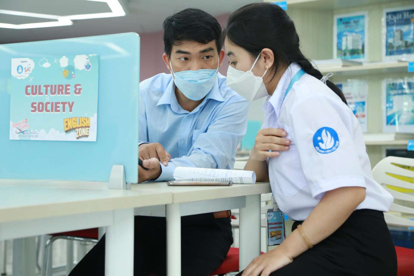 Các bạn sinh viên có dịp trò chuyện, tương tác, học hỏi kinh nghiệm cùng các chuyên gia và sinh viên giỏi ngoại ngữ.