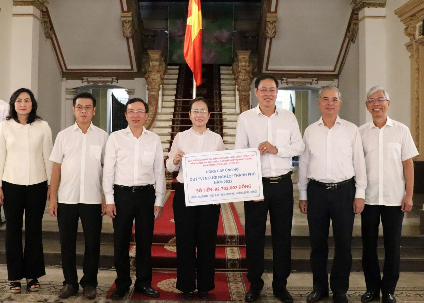 Đại diện Uỷ ban MTTQ Việt Nam tiếp nhận số tiền hơn 90 triệu đồng ủng hộ từ Văn phòng Đoàn ĐBQH - HĐND và Văn phòng UBND TPHCM. Đại diện Uỷ ban MTTQ Việt Nam tiếp nhận số tiền hơn 90 triệu đồng ủng hộ từ Văn phòng Đoàn ĐBQH - HĐND và Văn phòng UBND TPHCM.