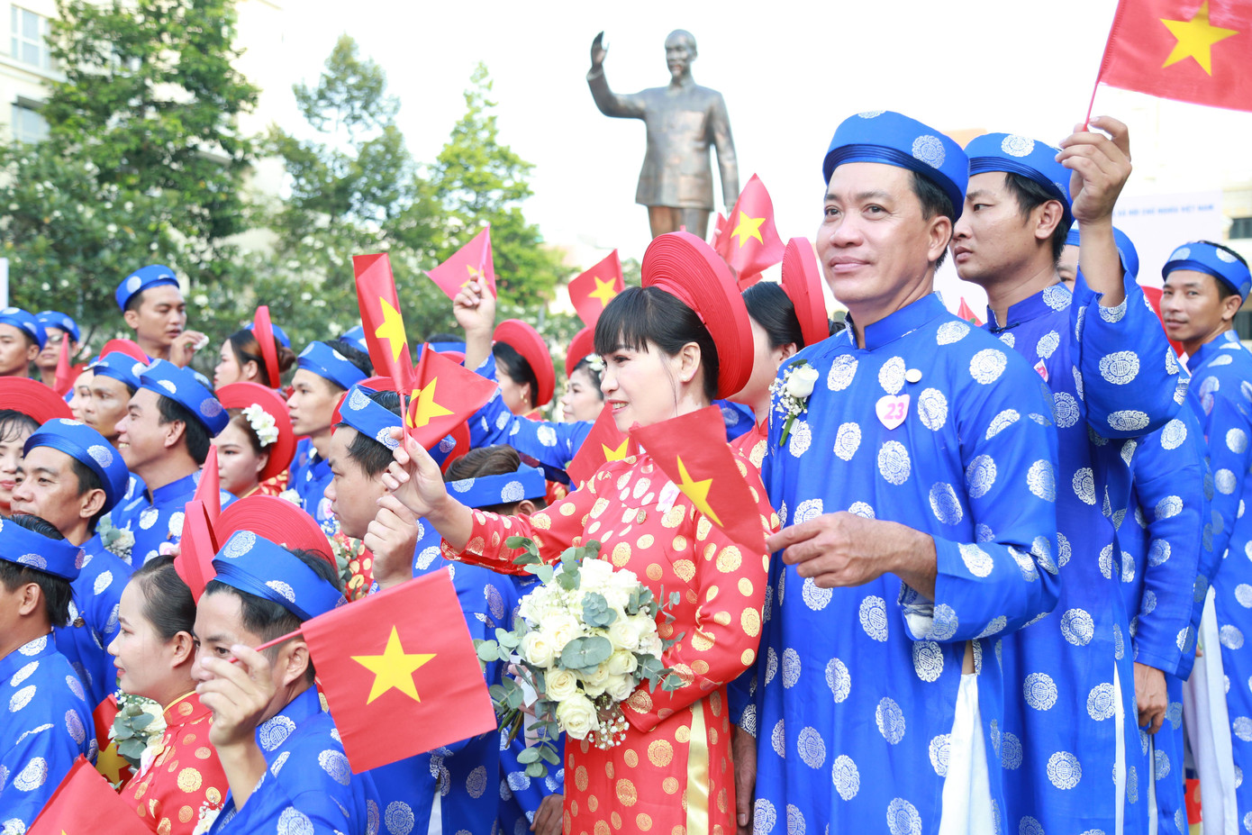 Ngày vui của 100 đôi uyên ương càng thêm ý nghĩa khi diễn ra đúng ngày Tết Độc lập của dân tộc.