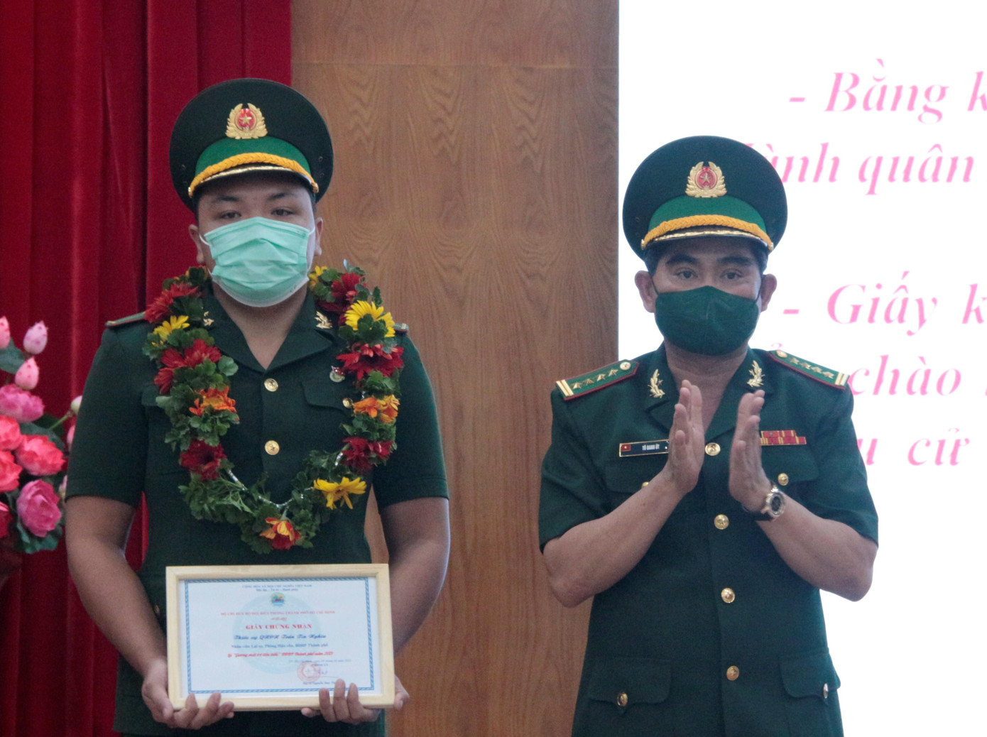 Đại tá Tô Danh Út, Chỉ huy trưởng Bộ đội Biên phòng TPHCM vinh danh cán bộ, chiến sĩ nhận danh hiệu &quot;Gương mặt trẻ tiêu biểu&quot; trong lực lượng - Ảnh: Công Triệu