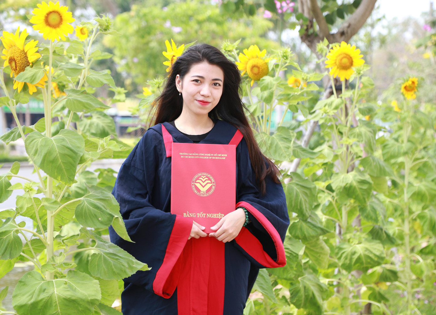 "Hôm nay chúng mình chọn đến không gian này cũng bởi nơi này phù hợp chụp với đồ cử nhân và ở đây cũng có nhiều góc đẹp", Mỹ Oanh nói. Cô bạn xứ Quảng cho hay, đợt tốt nghiệp hồi năm ngoái đã không thể dự lễ tốt nghiệp do ảnh hưởng của dịch bệnh COVID-19, nên giờ là lúc các bạn tự "bù đắp" phần nào bằng cách thuê đồ cử nhân tự chụp cho nhau lưu lại kỷ niệm.