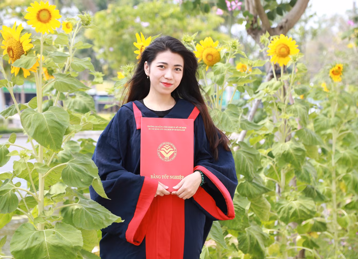 "Hôm nay chúng mình chọn đến không gian này cũng bởi nơi này phù hợp chụp với đồ cử nhân và ở đây cũng có nhiều góc đẹp", Mỹ Oanh nói. Cô bạn xứ Quảng cho hay, đợt tốt nghiệp hồi năm ngoái đã không thể dự lễ tốt nghiệp do ảnh hưởng của dịch bệnh COVID-19, nên giờ là lúc các bạn tự "bù đắp" phần nào bằng cách thuê đồ cử nhân tự chụp cho nhau lưu lại kỷ niệm.