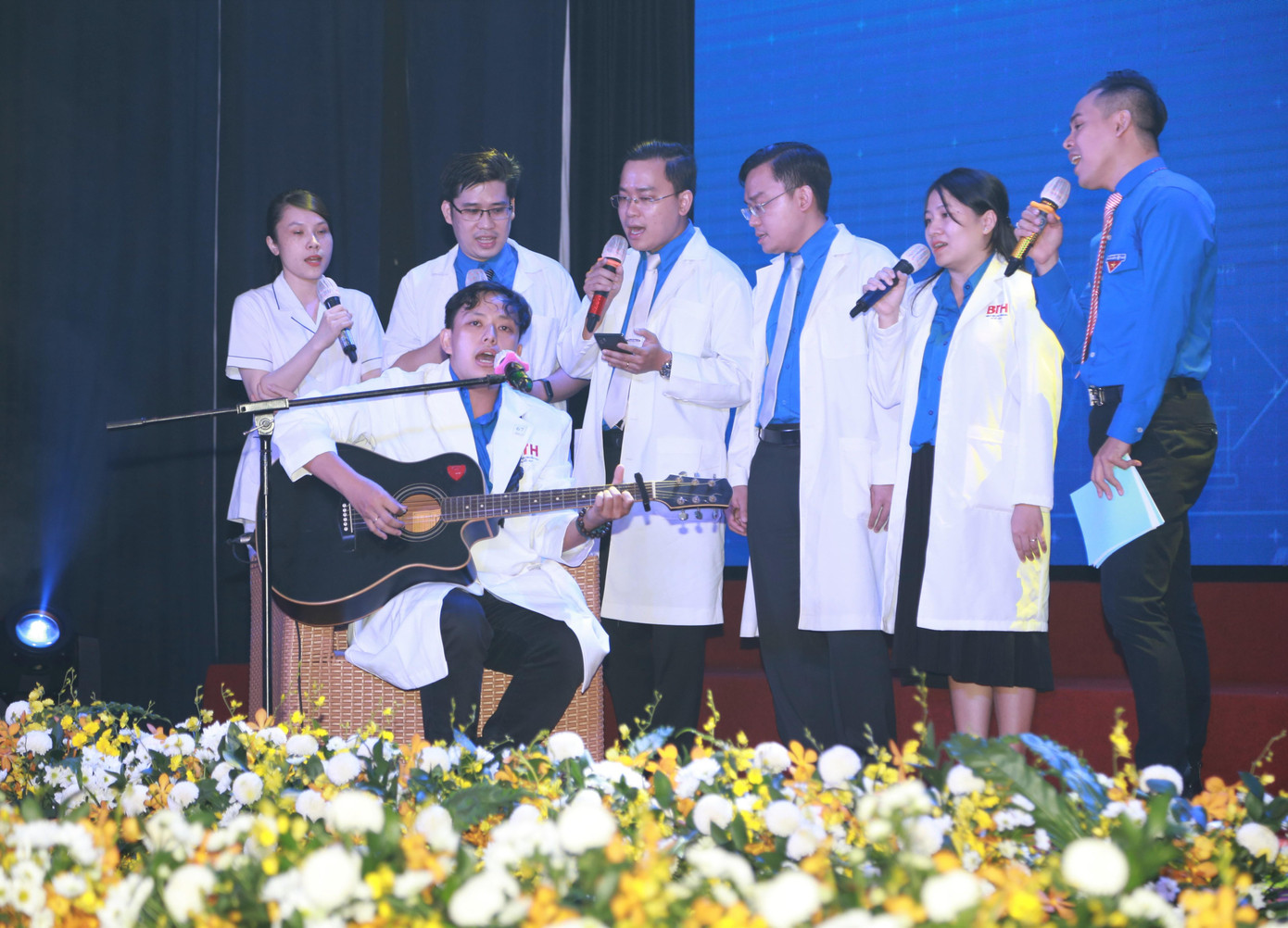 Các y bác sĩ trẻ cùng hòa giọng trong ca khúc "Một đời người một rừng cây" Các y bác sĩ trẻ cùng hòa giọng trong ca khúc "Một đời người một rừng cây"