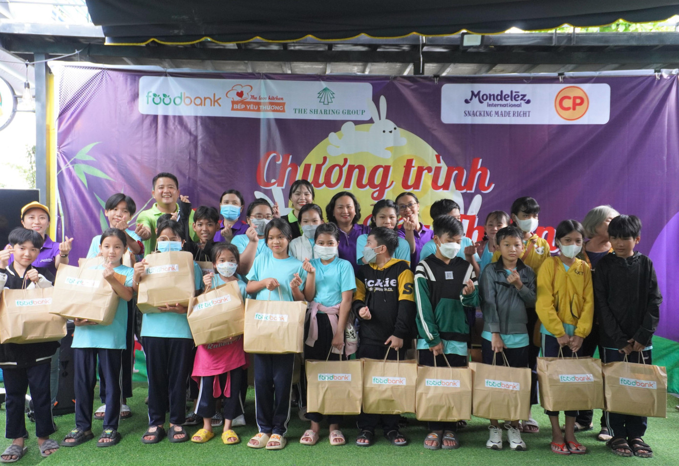 Bạn nhỏ nhận quà trung thu tại chương trình. Bạn nhỏ nhận quà trung thu tại chương trình.