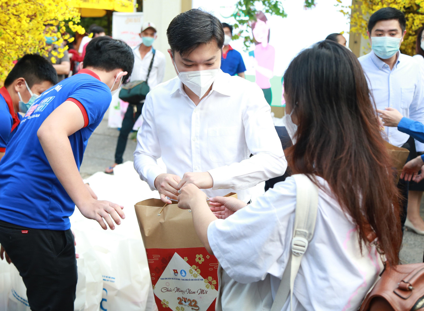 Anh Nguyễn Minh Triết, Bí thư Trung ương Đoàn, Chủ tịch Hội SVVN trao quà Tết cho các bạn trước khi lên xe về quê.