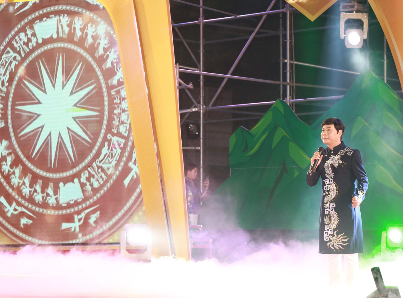 NSƯT Tô Châu với tiết mục ca cổ "Trên đất Vua Hùng". NSƯT Tô Châu với tiết mục ca cổ "Trên đất Vua Hùng".