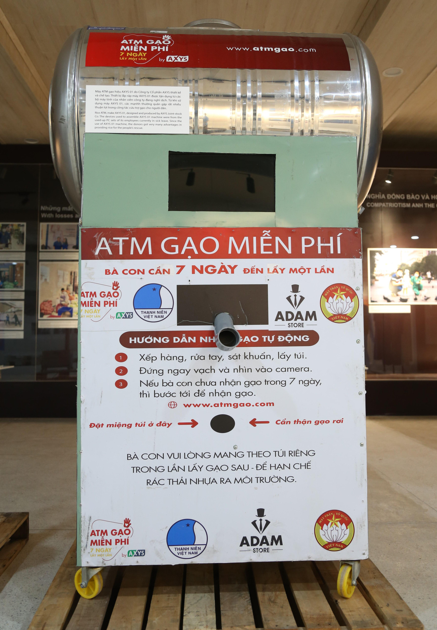 Từ phát minh của doanh nhân Hoàng Tuấn Anh, 'ATM' gạo lần lượt xuất hiện khắp các quận, huyện tại TPHCM, góp phần lan tỏa tình yêu thương trong cộng đồng lúc nguy khốn. Nam CEO trẻ tuổi cũng là một tình nguyện viên năng nổ, hết mình trong công tác chống dịch, ngay cả khi nhiều thành viên trong gia đình anh nhiễm COVID-19.