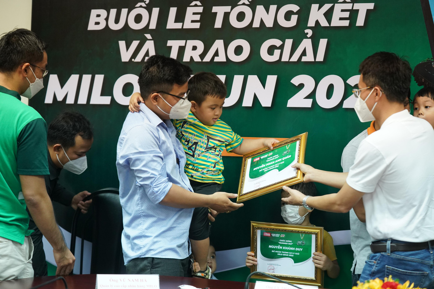 Ban tổ chức trao các phần thưởng cho các bạn nhỏ đã nỗ lực tham gia sân chơi bổ ích.