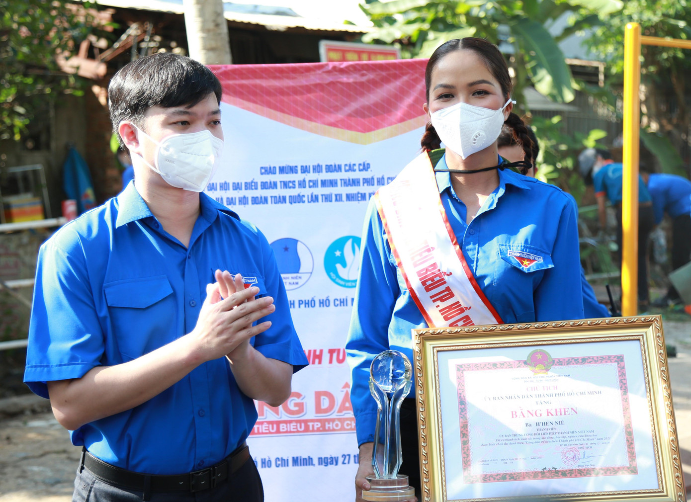 Bí thư Trung ương Đoàn Nguyễn Minh Triết trao biểu trưng Công dân trẻ tiêu biểu cho Hoa hậu H'Hen Niê Bí thư Trung ương Đoàn Nguyễn Minh Triết trao biểu trưng Công dân trẻ tiêu biểu cho Hoa hậu H'Hen Niê