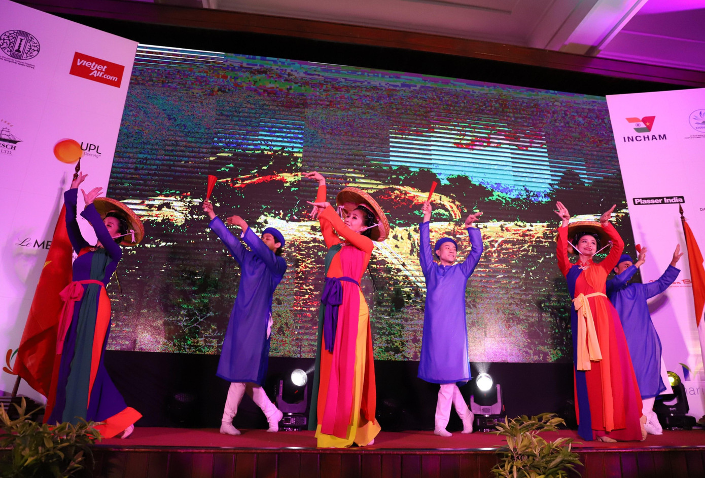 Các tiết mục văn nghệ truyền thống của hai nước Việt Nam - Ấn Độ tại lễ khai mạc.