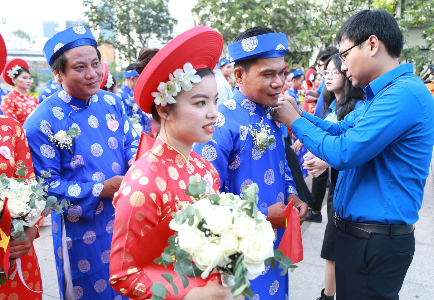Tại buổi lễ, sau nghi thức dâng hoa Tượng đài Chủ tịch Hồ Chí Minh, lãnh đạo thành phố cùng các đại biểu trao Huy hiệu Thành phố cho các cặp đôi tham gia lễ cưới.