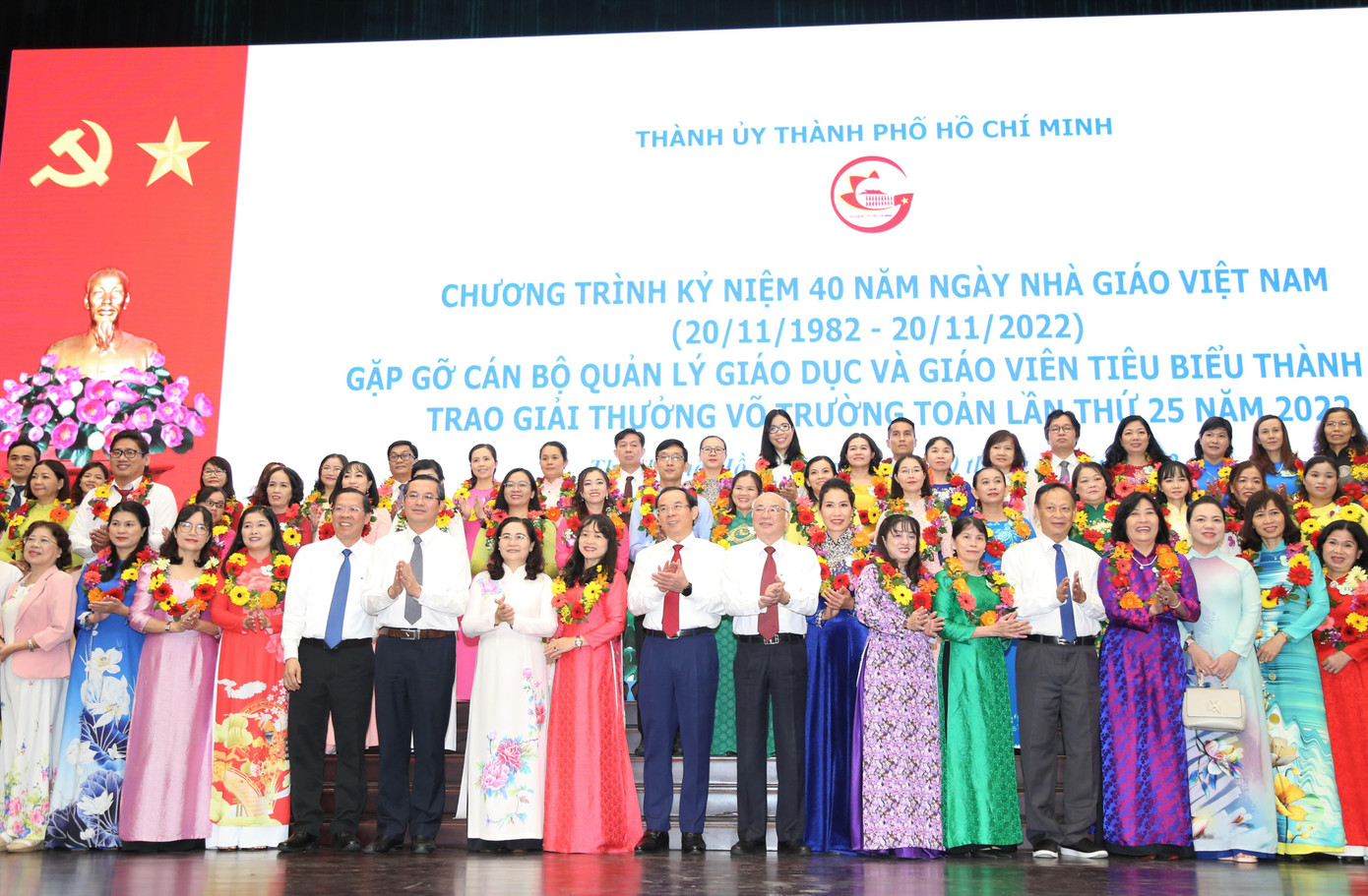 Các nhà giáo chụp ảnh lưu niệm cùng lãnh đạo thành phố.