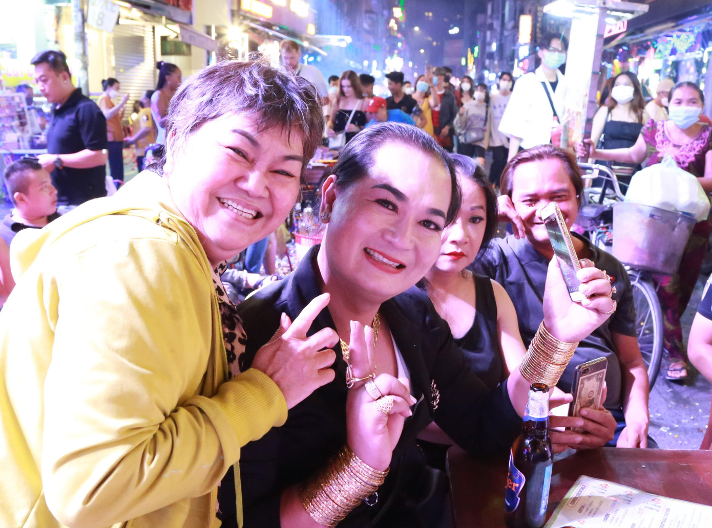 Giây phút đầu năm mới, gia đình, bạn bè cùng nhau check-in lưu niệm.