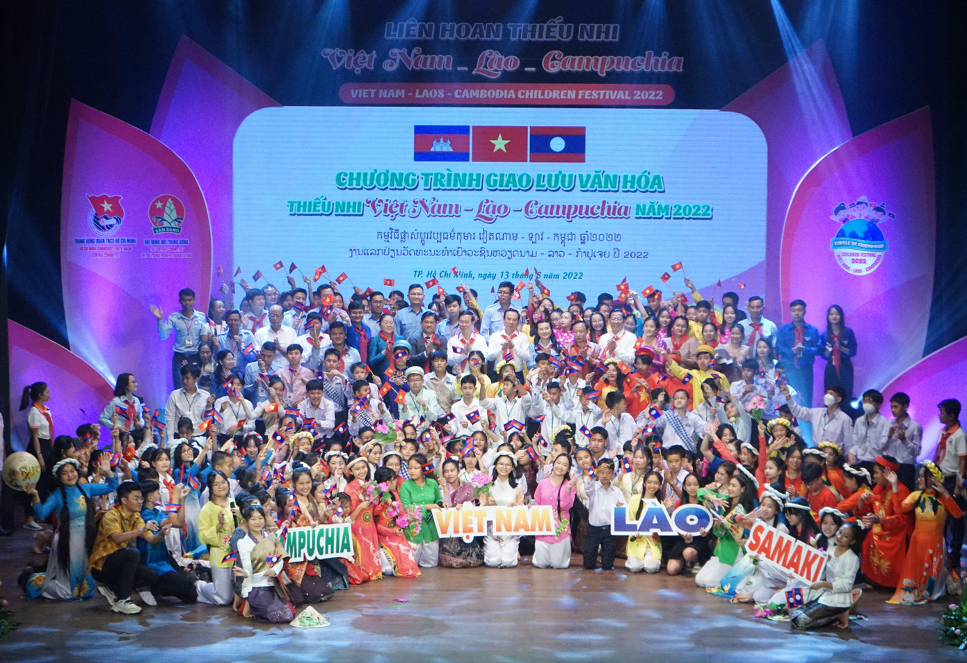 Các em thiếu nhi ba nước cùng hòa vang những câu ca của bài hát Việt Nam - Lào - Campuchia Samaki khép lại chương trình giao lưu văn hóa. Các em thiếu nhi ba nước cùng hòa vang những câu ca của bài hát Việt Nam - Lào - Campuchia Samaki khép lại chương trình giao lưu văn hóa.