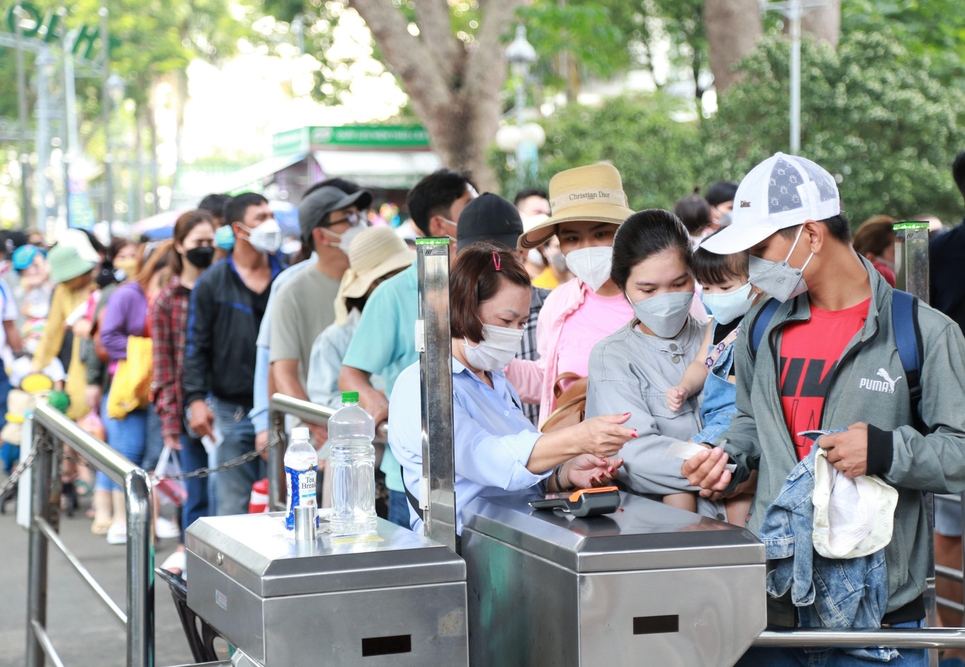 Khu vực bán vé và check-in luôn có hàng chục người xếp hàng chờ mua vé và qua cổng tham quan. Thảo Cầm Viên cũng đã triển khai bán vé điện tử nhằm giúp người dân, du khách không phải chờ lâu.