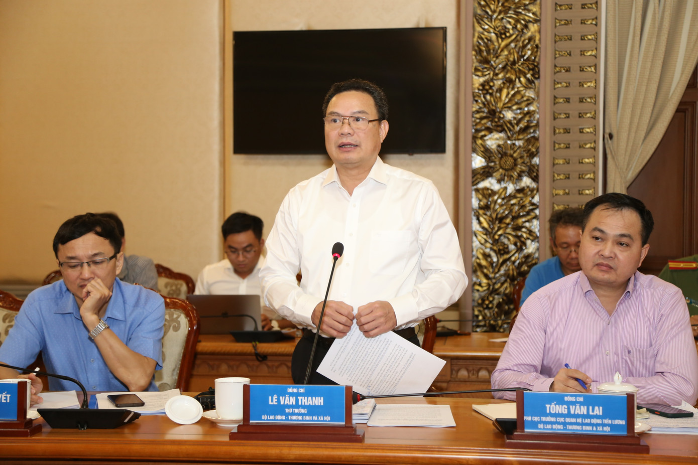 Thứ trưởng Lê Văn Thanh trao đổi tại buổi làm việc. Ảnh: Ngô Tùng