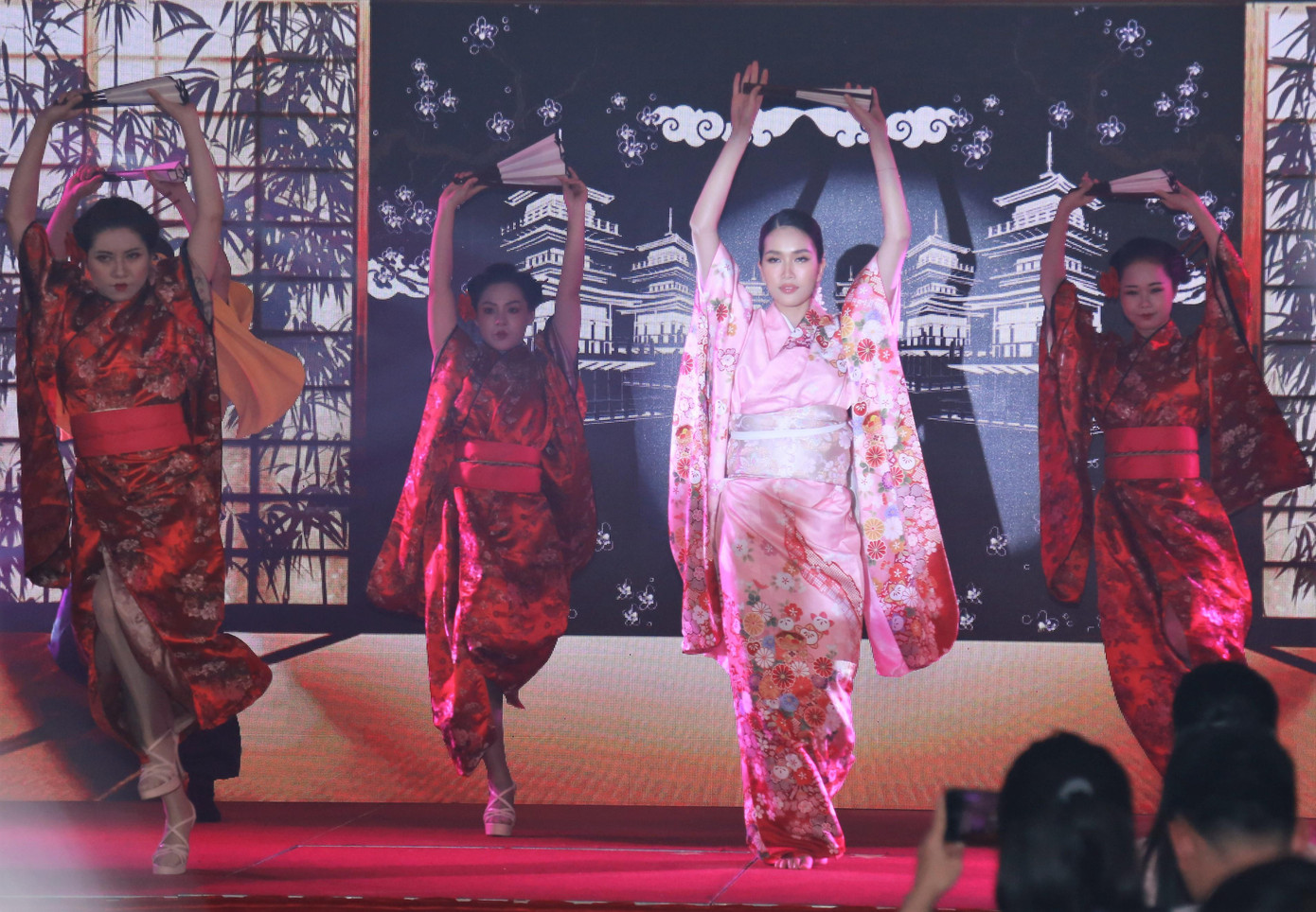 Á hậu Phương Anh diện trang phục Kimono của Nhật Bản và trình diễn điệu múa yosakoi.