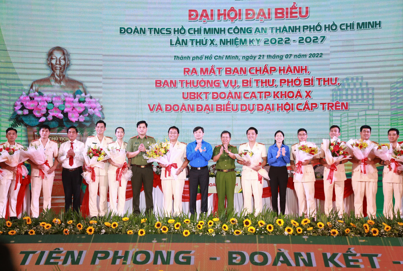 Bí thư T.Ư Đoàn Nguyễn Minh Triết và lãnh đạo các đơn vị tặng hoa chúc mừng tập thể Ban Chấp hành Đoàn CATP khóa X.