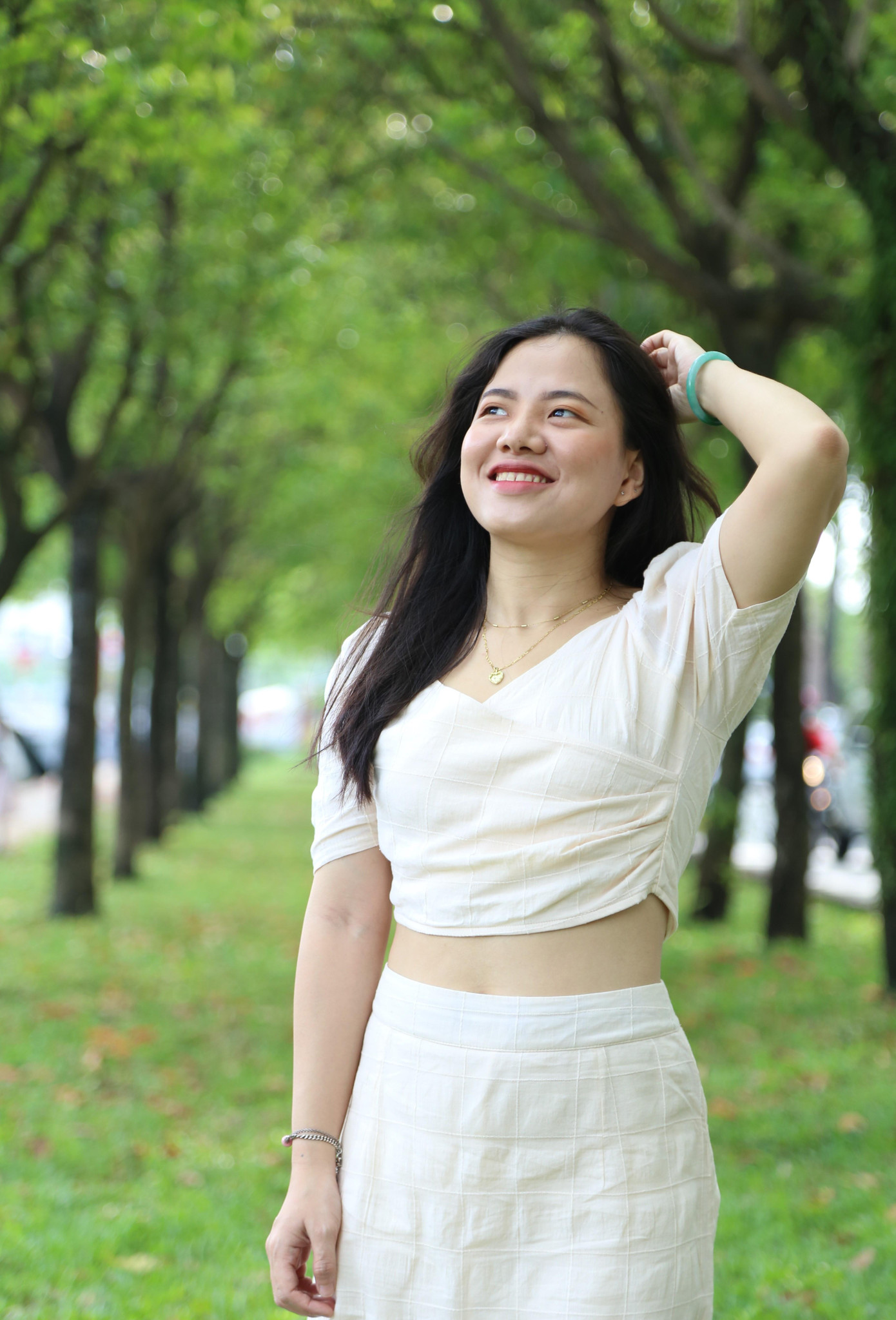 &quot;Ở đây có nhiều cây cối xanh, nhiều lá rụng, cảnh sắc hiện giờ cũng khá giống kiểu mùa thu nữa nên đã thu hút tụi mình&quot;, Thu Hằng chia sẻ.