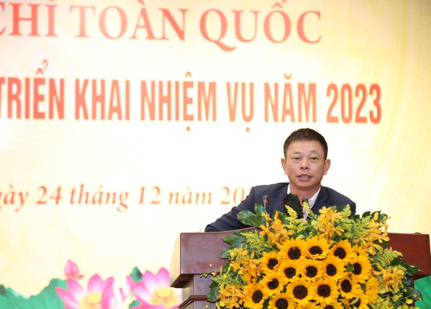 Nhà báo Phùng Công Sưởng trao đổi một số giải pháp báo chí được báo Tiền Phong thực hiện thời gian qua. Ảnh: Ngô Tùng Nhà báo Phùng Công Sưởng trao đổi một số giải pháp báo chí được báo Tiền Phong thực hiện thời gian qua. Ảnh: Ngô Tùng