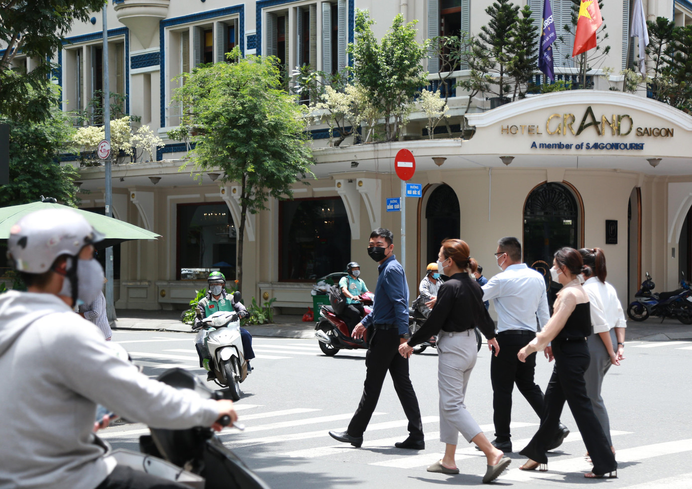 Các tuyến đường sau sẽ ưu tiên đi bộ, hạn chế xe qua lại: Đông Du (từ Đồng Khởi đến Hai Bà Trưng), Mạc Thị Bưởi (từ Đồng Khởi đến Hai Bà Trưng), Hồ Huấn Nghiệp, Ngô Đức Kế (Đồng Khởi đến Công trường Mê Linh), Phan Văn Đạt, Tôn Đức Thắng (từ Nguyễn Huệ đến Công trường Mê Linh).