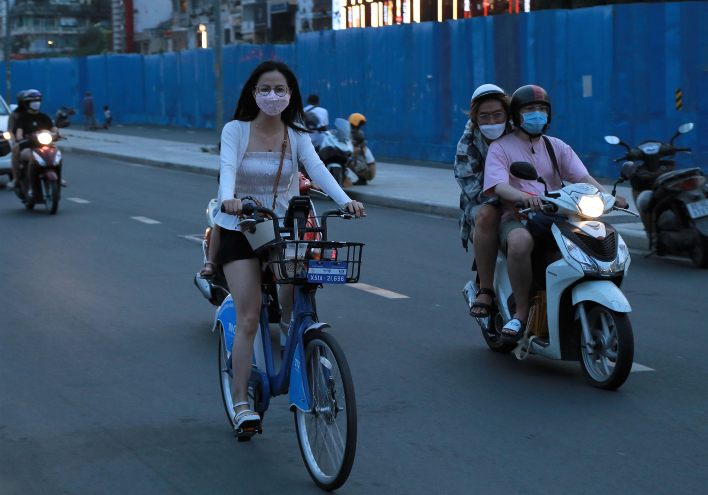 &quot;Mình cũng hay tận dụng thời gian nghỉ lễ để đi đây đi đó, khi có nhiều thời gian sẽ đi một số điểm du lịch xa. Dịp lễ này thời gian hơi ngắn nên mình chỉ đi chơi loanh quanh trong khu vực thành phố&quot;, Kim Ánh chia sẻ và cho biết mình đã trải qua ngày nghỉ hôm nay khá vui vẻ cùng bạn bè trong thời tiết mát mẻ.