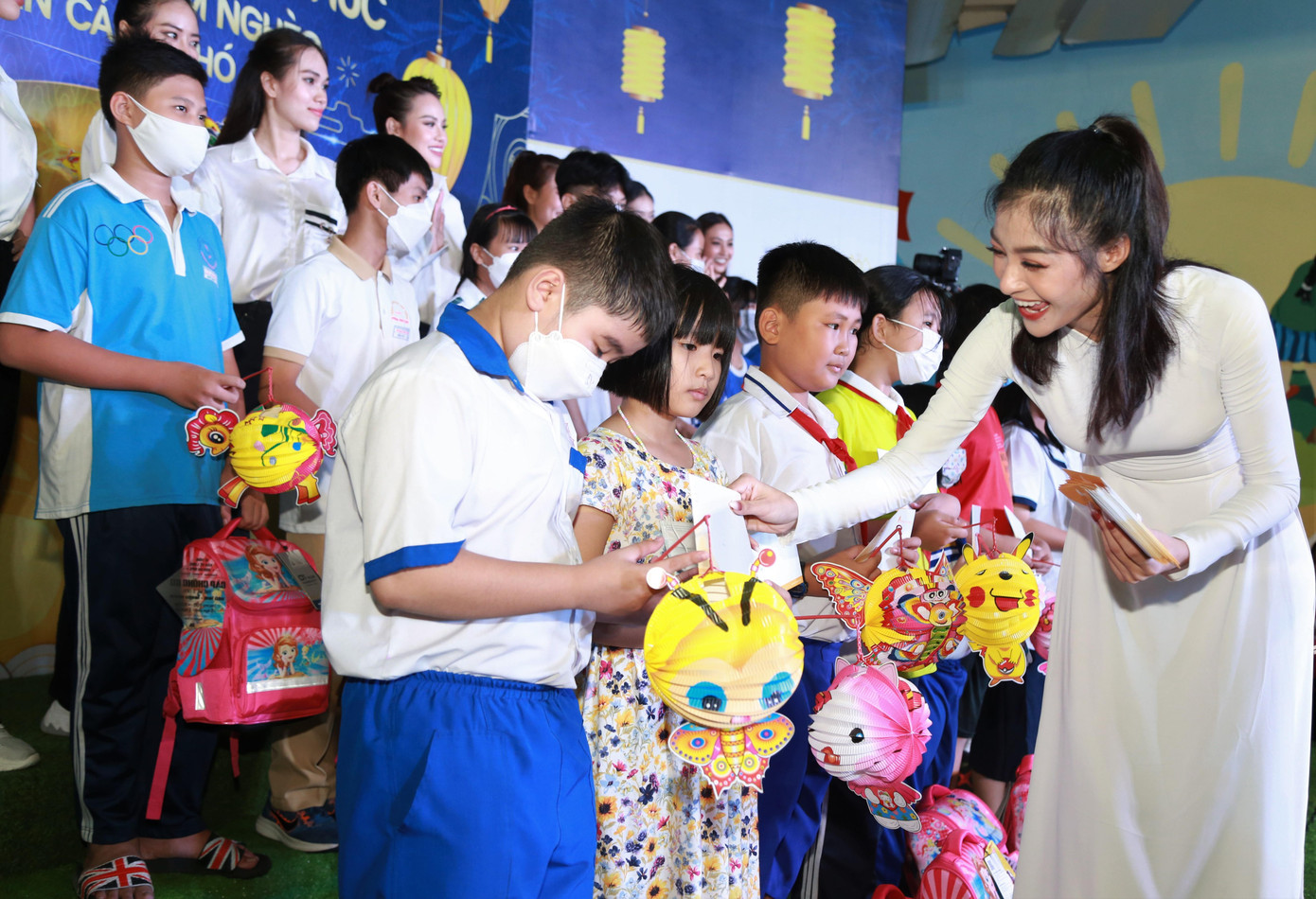 Á hậu Kiều Loan tặng quà cho các bạn nhỏ.