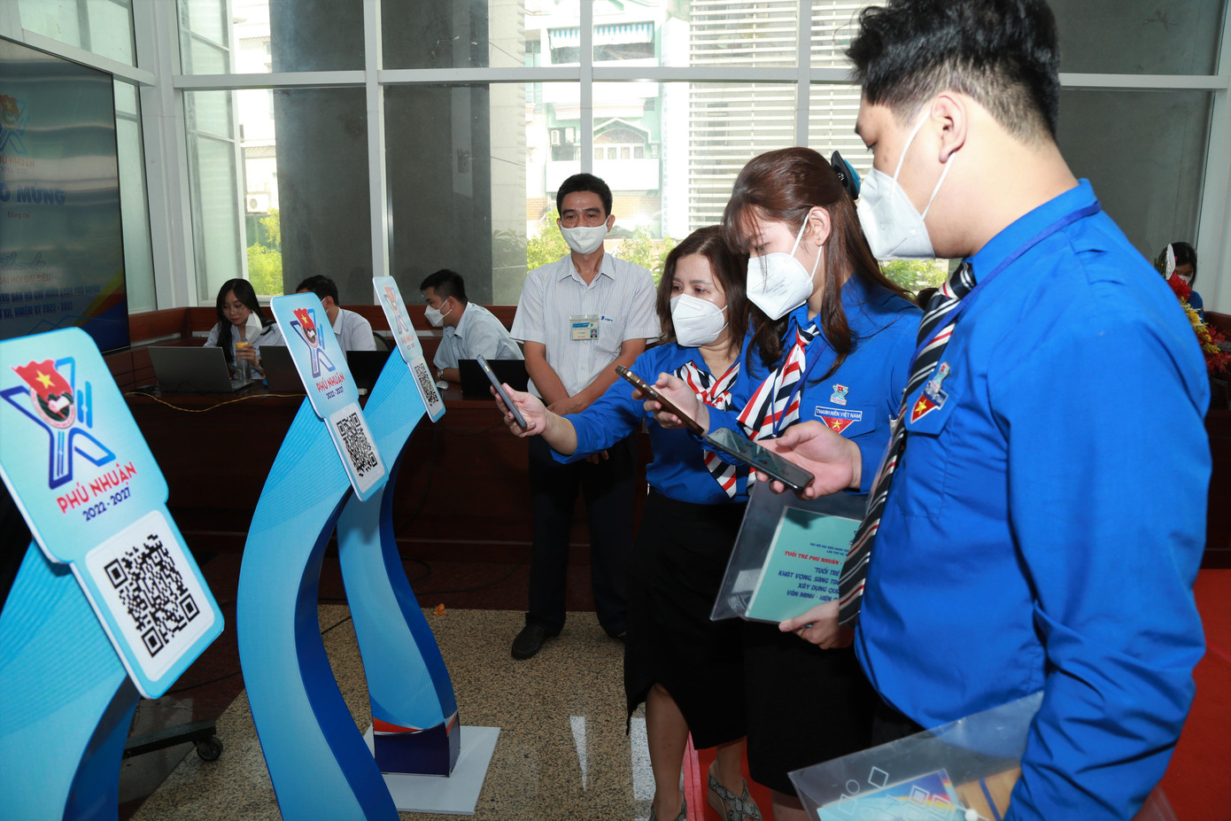 Đại biểu &quot;check-in&quot; dự đại hội. Quận Đoàn Phú Nhuận là đơn vị đầu tiên ứng dụng công nghệ thông tin trong công tác tổ chức đại hội thông qua app &quot;Tuổi trẻ Thành phố Bác&quot; do Thành Đoàn TPHCM cung cấp.